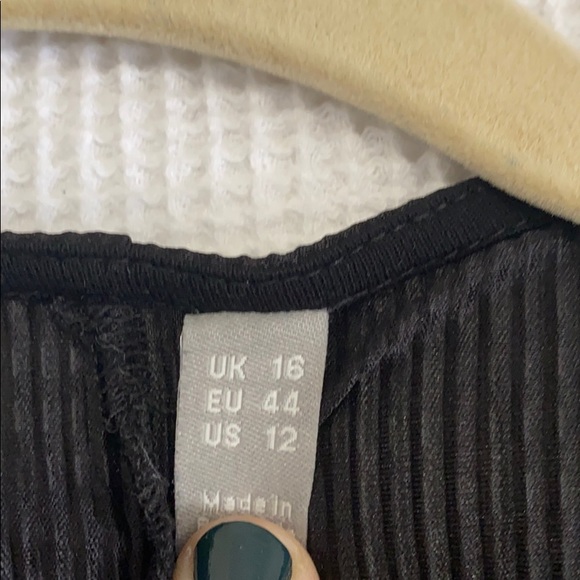 Cropped Plisse, long sleeve, deep V top - Picture 4 of 4